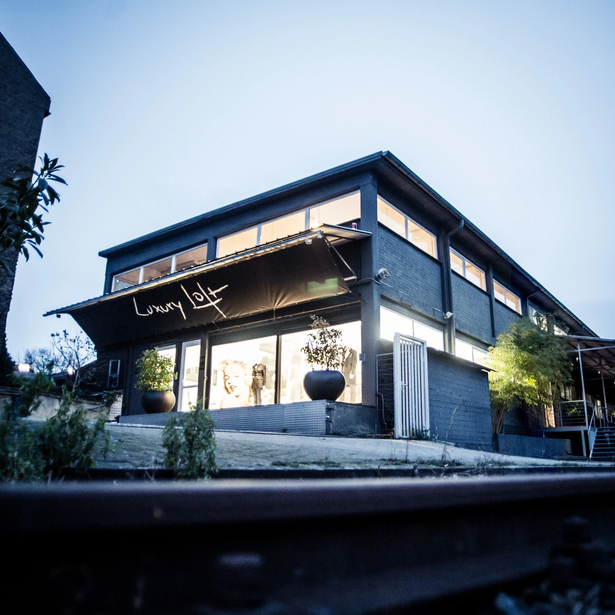 Außenansicht des Luxury Loft Mannheim bei Dämmerung