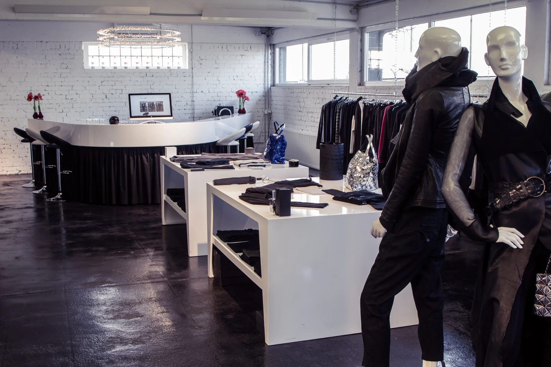 Showroom mit Figuren und Bar im Luxury Loft Mannheim